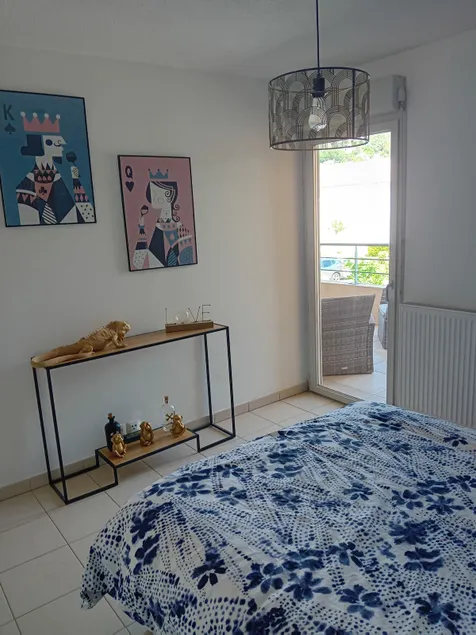 Superb 2-bedroom apartment with private parking - Image 1