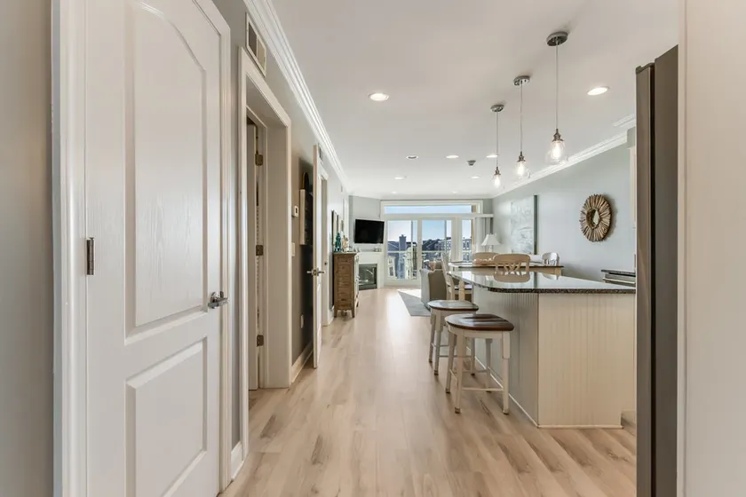 Lovely Two Bedroom Condo with Stunning Bay Views - Image 1
