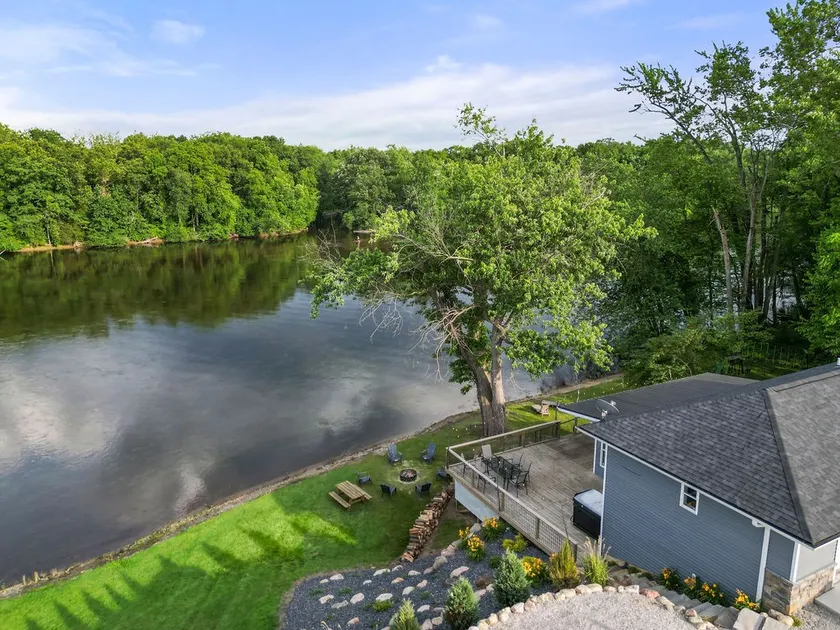 River Retreat W/ HOT TUB/ Game room - Image 1