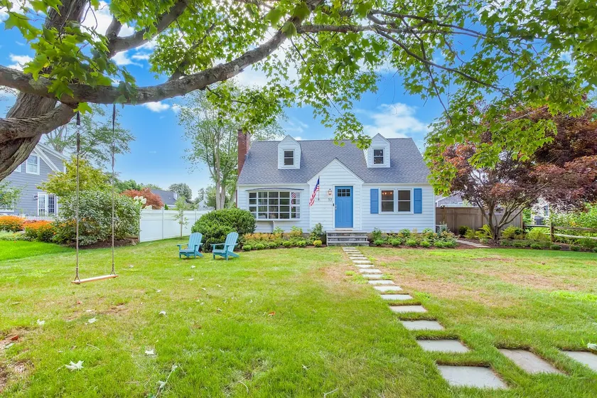 7 Min Walk from Water: Cheerful 4 Bedroom Home - Image 1