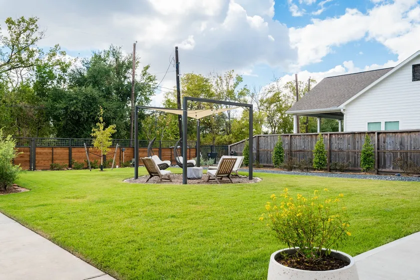 Centrally-Located Studio Apartment on Spacious Lot - Image 1