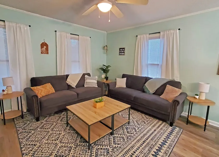 FREE Private Beach Parking! 3 BR w/Linens & Yard - Image 1