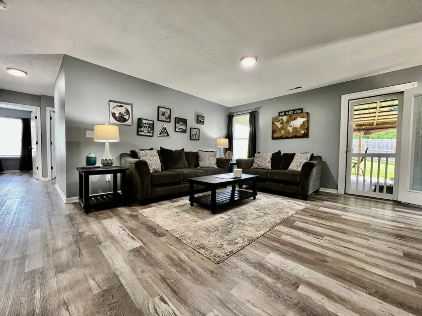 3 bedroom home w/ privately fenced yard + hot tub. - Image 1