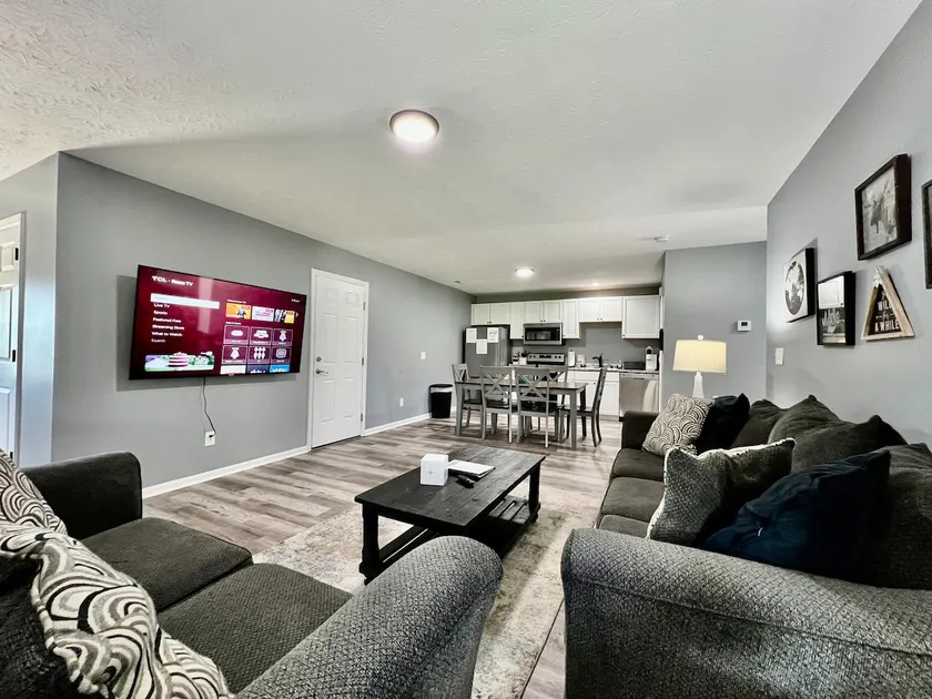 3 bedroom home w/ privately fenced yard + hot tub. - Image 1