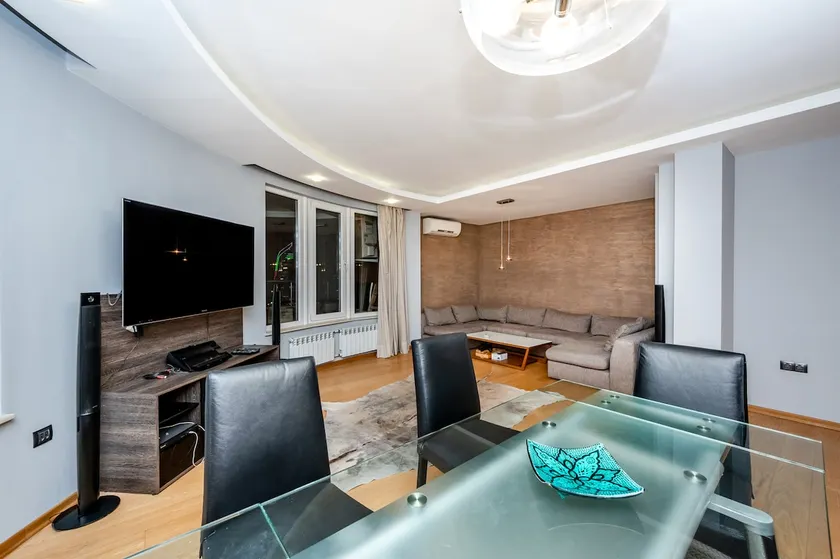 Sofia Luxury 3-Bed Penthouse Apartment Sleeps 6 - Image 1