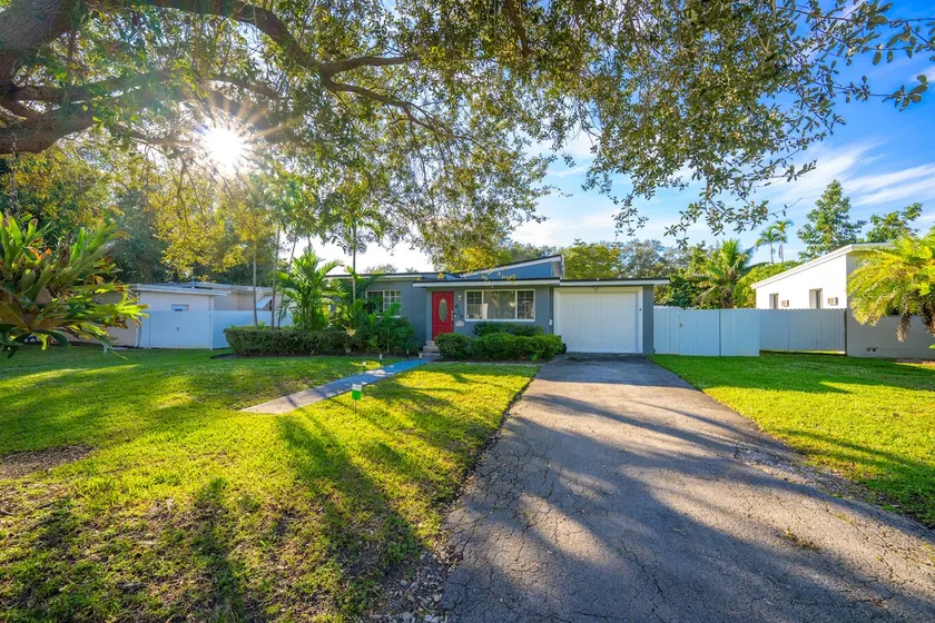 Raven Ville, Home Pool and Garden* - Image 1