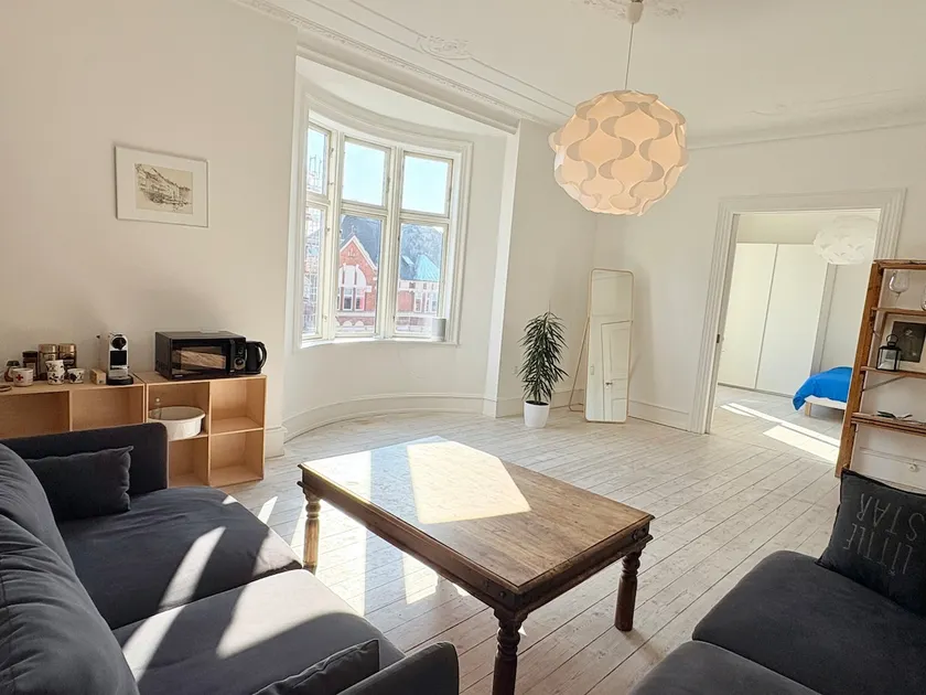 90m2, 2-bdr apartment with elevator - Image 1