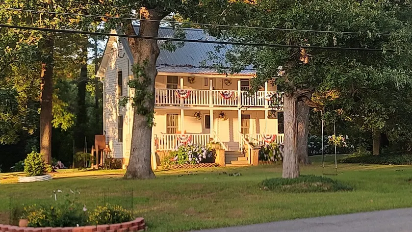 Small 1897 Farm House, super cozy on two acres - Image 1