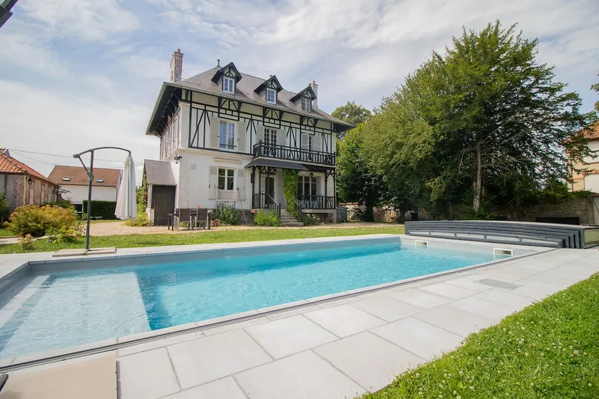 Large villa with swimming pool one hour from Paris - Image 1