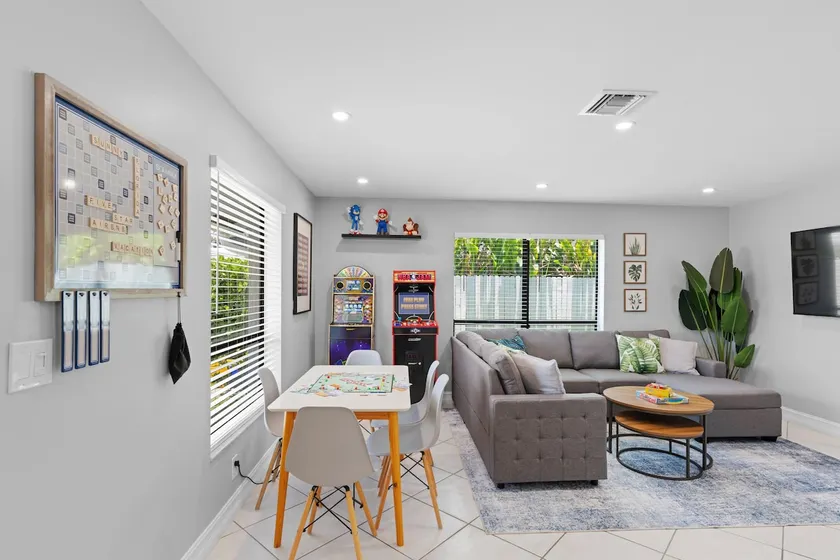 3BR • 1 Mile to Beach • Arcades • Games • Near FAU - Image 1
