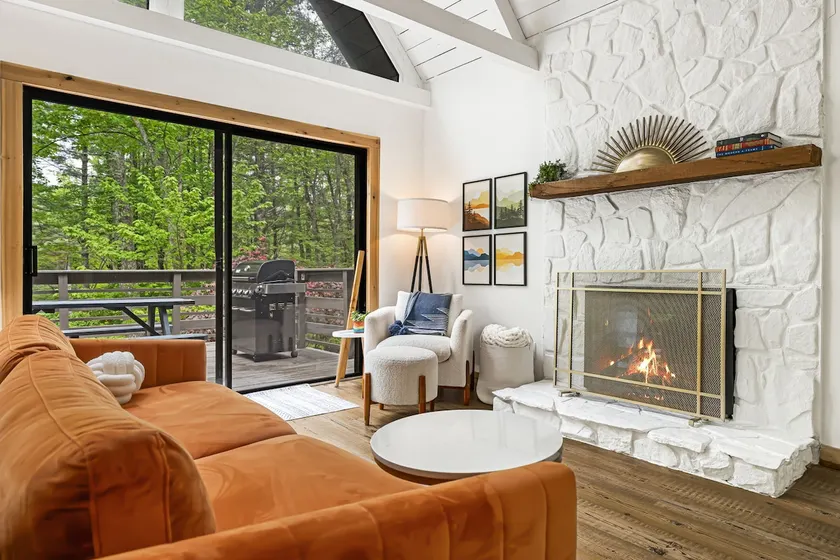 Bright & cheery! Modern, quiet, peaceful. - Image 1