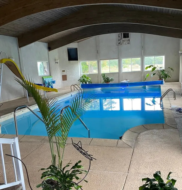 Country 4 - Bedroom home with indoor heated pool - Image 1