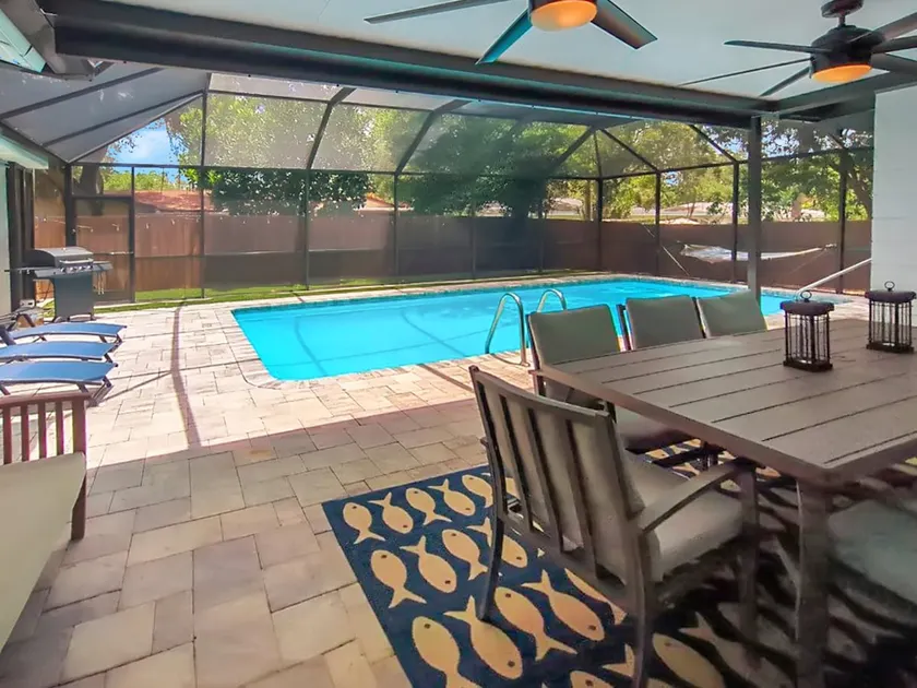 Heated Pool! Huge Walk In Shower! 5 min to beach! - Image 1
