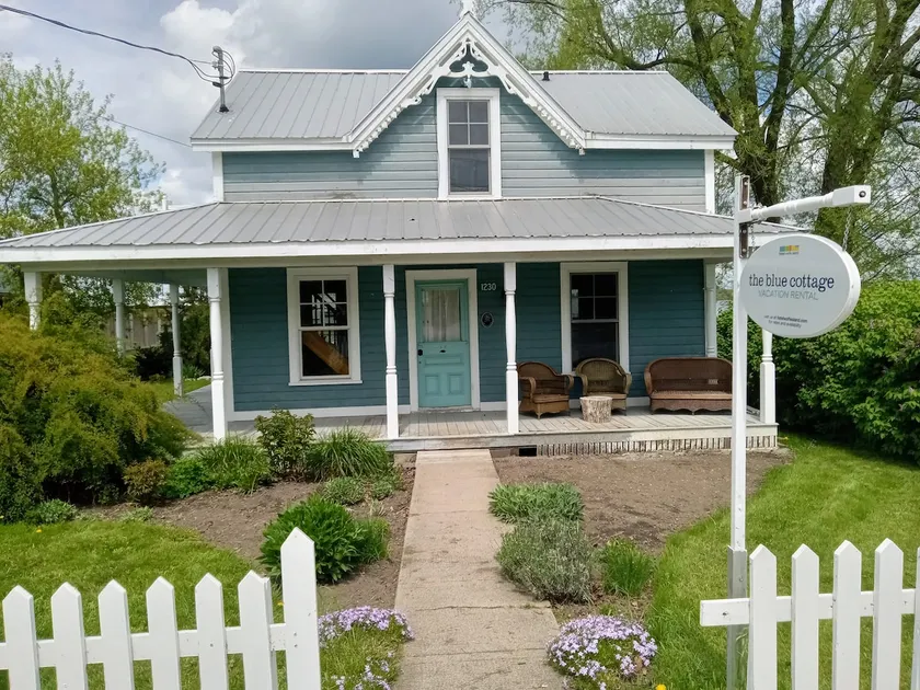 Two Bedroom Waterfront Cottage on Wolfe Island - Image 1