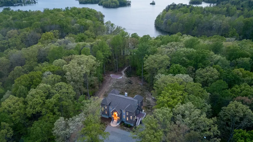 LAKE VIEW CASTLE RETREAT with LAKE ACCESS from Public Dock - Image 1