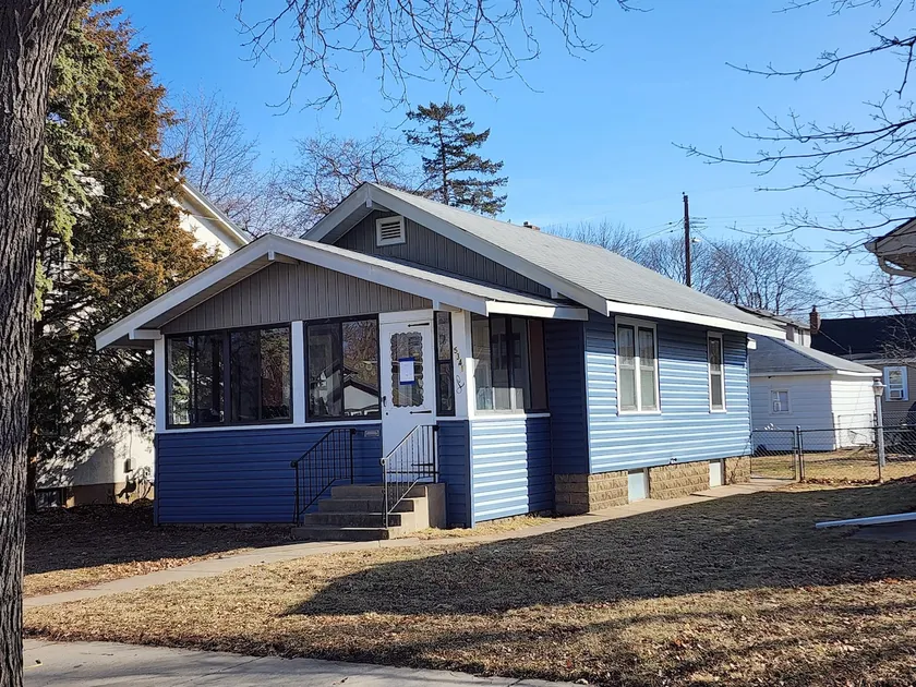 Beautiful 2BR 1BA Home - Fenced-in Yard w/Parking - Image 1