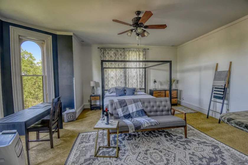 Private 3 Room Suite in Historic Downtown - Image 1