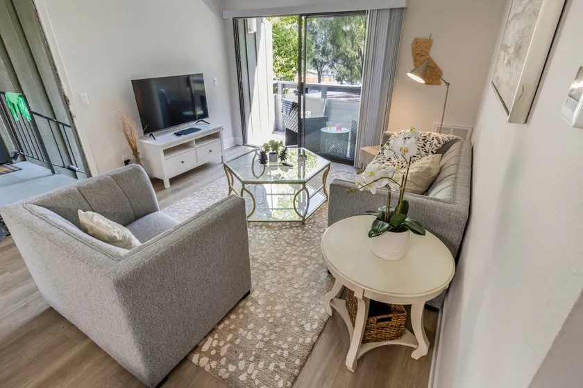 Shabby Chic Oceanside 2 Bedroom Serviced Apartment - Image 1