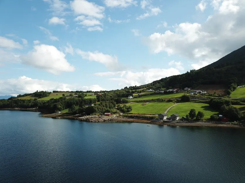 Great waterfront house in beautiful surroundings and private beach line - Image 1