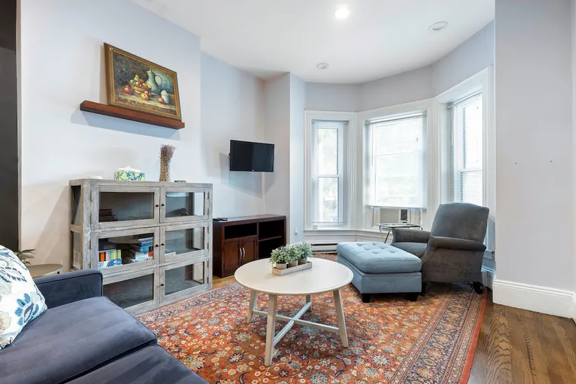 ZSpacious 2BR Near Harvard & MIT | Free Parking* - Image 1