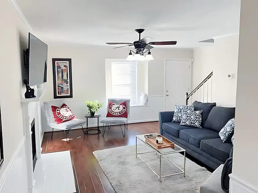 Cozy Townhouse 2-Bedroom, Walk to Stadium/Downtown - Image 1