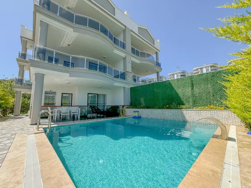 Spacious Villa, Private Pool, Ladies Beach - Image 1