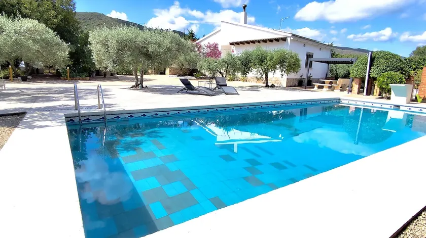 A nice house with a large pool, garden and barbecue - Image 1