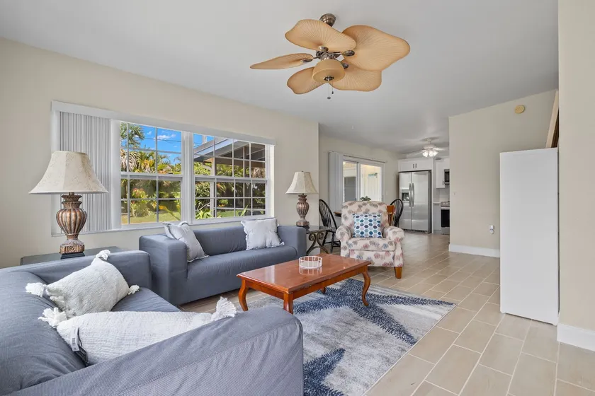 Modern 2 bed/1 bath duplex, close to everything. - Image 1