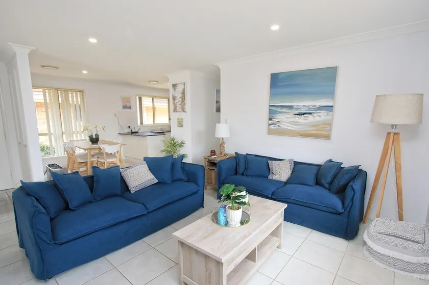 Walk to Ettalong beach close to shops KING BED - Image 1