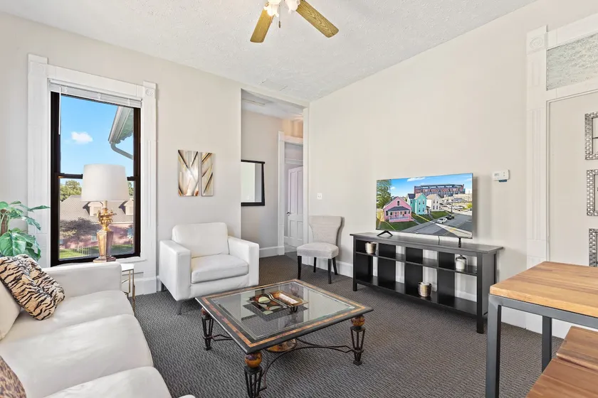Lovely 2 bedroom Town Home - Close To It All! - Image 1