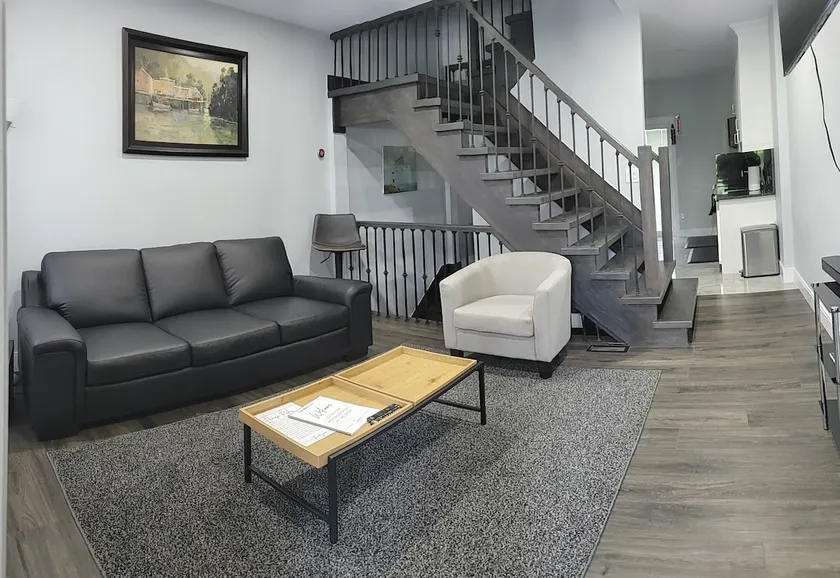 Modern Upscale Sandwich Town Oasis - Image 1