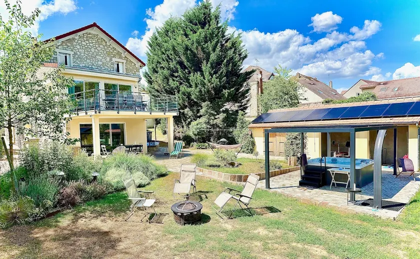 Green villa and its river - Image 1