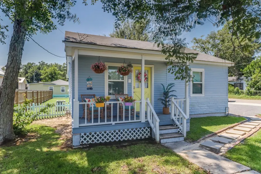Beach Bungalow: Updated Pet Friendly Walk to Beach - Image 1