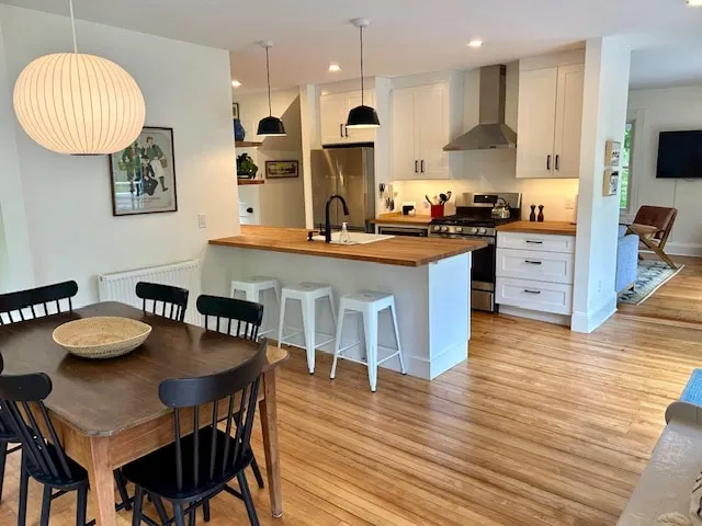 Crooked Road Cottage, Cozy Coastal Retreat - Image 1
