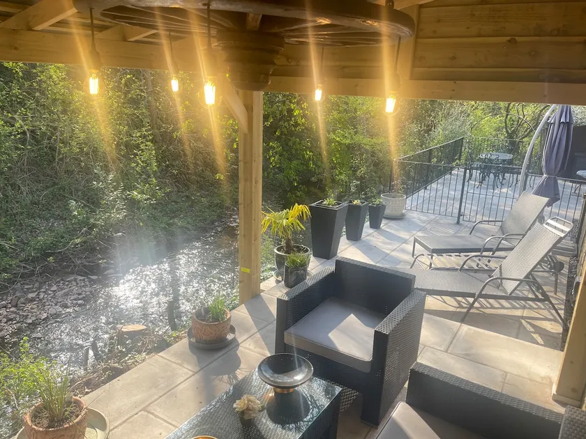 Riverside 2 Bedroom Townhouse with Car Charger - Image 1