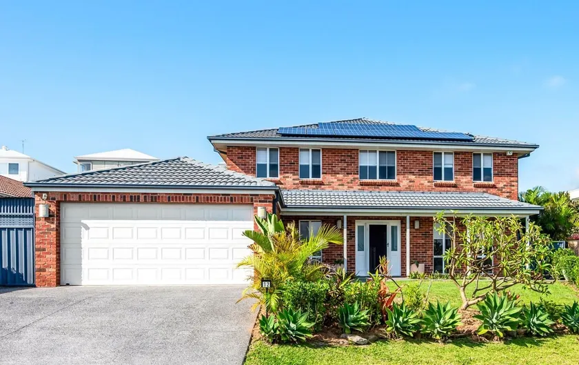 Cheerful 4-bedroom family retreat in Caves Beach - Image 1