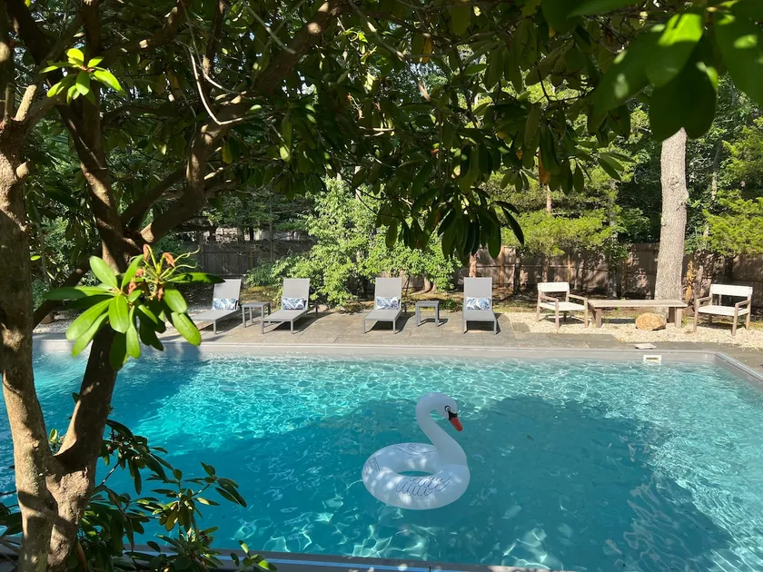 Sparkling East Hampton Oasis 3 bed 2 bath w/heated pool. Pets Welcome! - Image 1