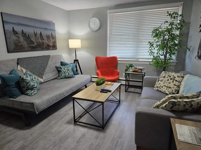 Cozy Suite Downtown w/ Private Entrance & Kitchen - Image 1