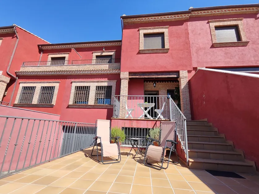 Large three-story house with free parking - Image 1