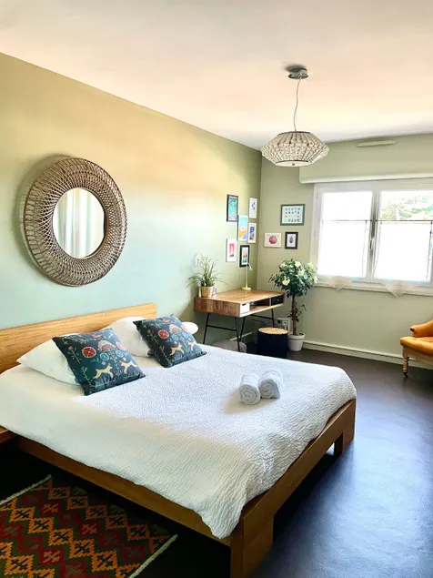 Charming 2-room apartment in the city center with parking - Image 1