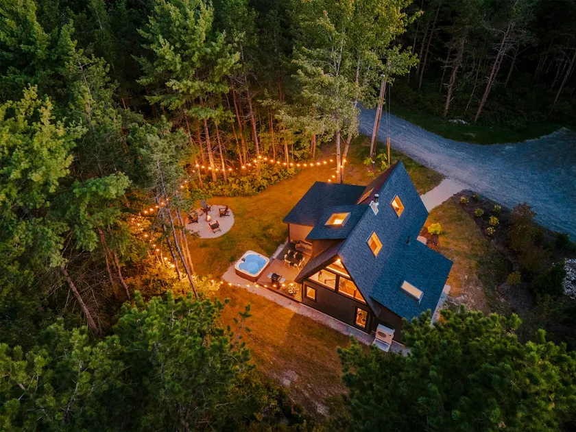 HotTub+Firepit/5 min to DockSquare, Dining, Beach - Image 1