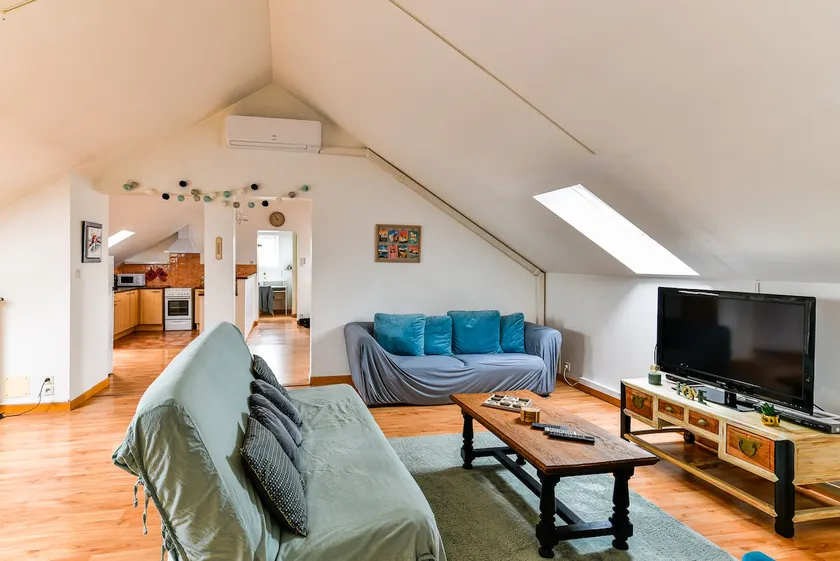 Spacious apartment with air conditioning - Image 1