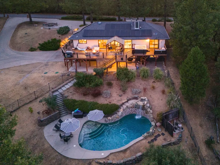 Spacious home | Hottub, Pool, EV charger, Firepit - Image 1