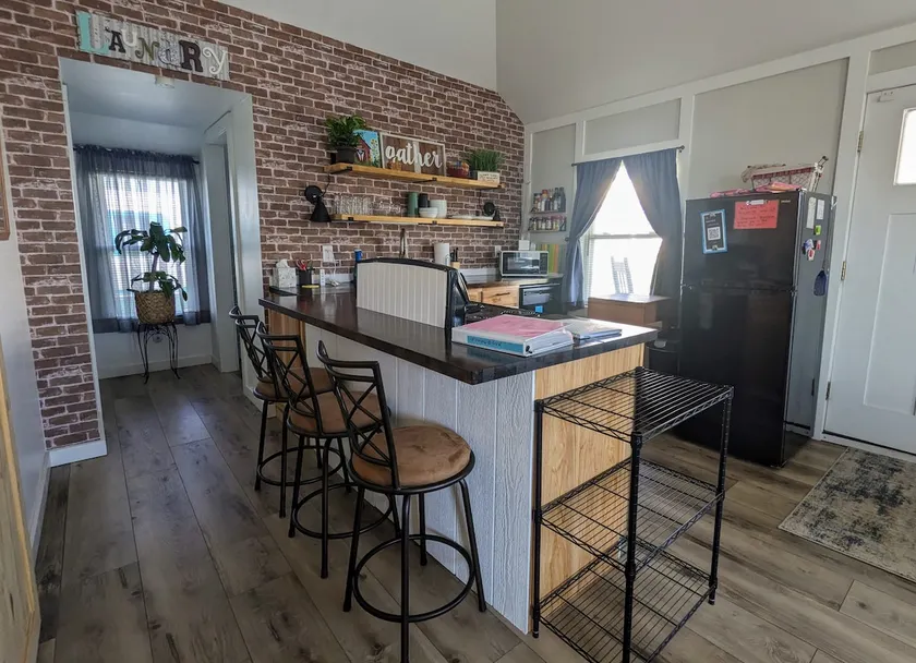 Relaxing 2 bedroom cottage w/ hot tub and air hockey/ping pong table - Image 1