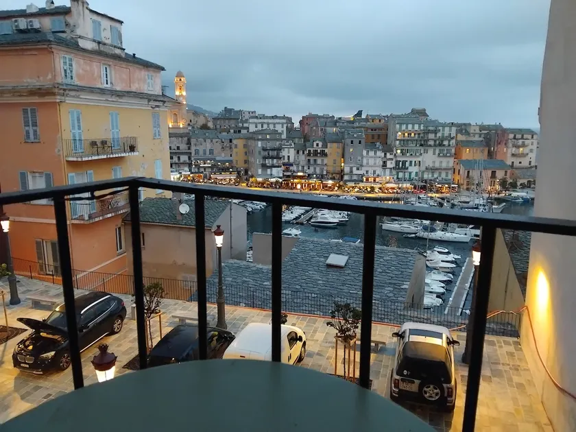 Cozy apartment overlooking the old port - Image 1