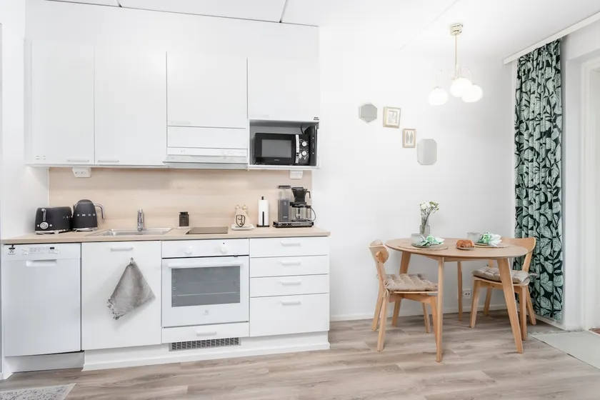 New studio apartment with free parking - Image 1
