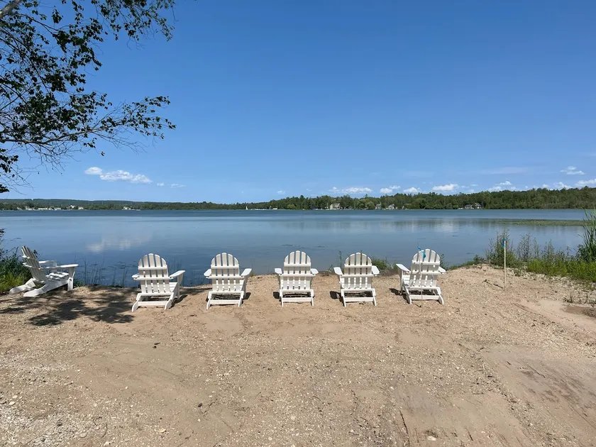 #4 Round Lake Guest House - Image 1