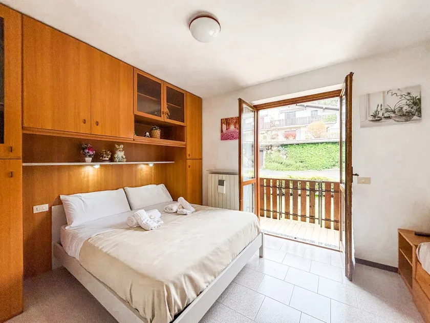 Townhouse with private garden - Image 1