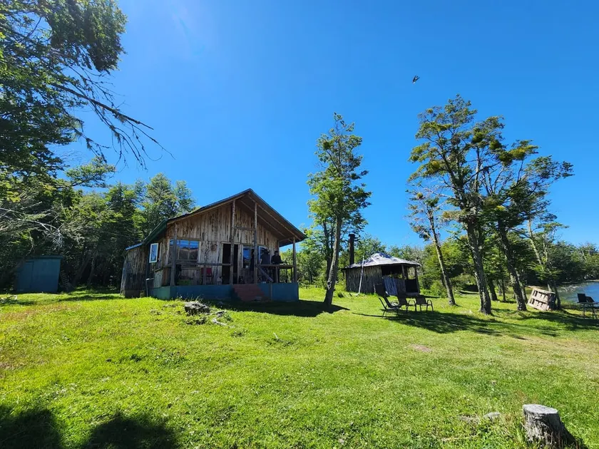 A cabin on the shores of Lake Frio - Image 1