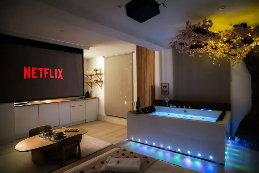 Romantic night - Jacuzzi/Cinema - Japandi design - Image 1